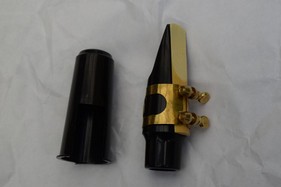 Altsaxophon-Mundstück aus Kunststoff mit Ligatur (goldfarben), Blättchen und Kapsel