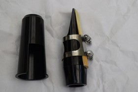 Altsaxophon-Mundstück aus Kunststoff mit Ligatur (silberfarben), Blättchen und Kapsel